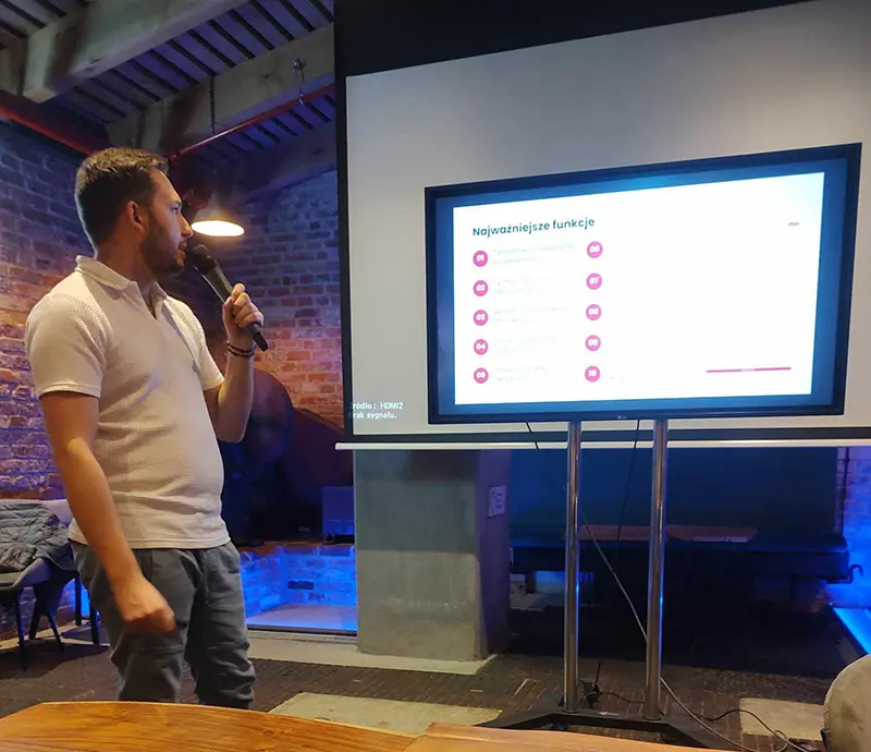 Damian Grygierek prezentujący platformę AI Event Platform podczas wystąpienia na żywo