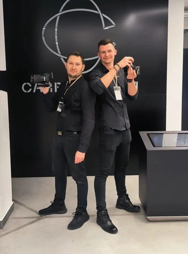 Damian Grygierek z kolegą podczas filmowania wydarzenia w Jastrzębiu-Zdroju — z kamerami w ręku