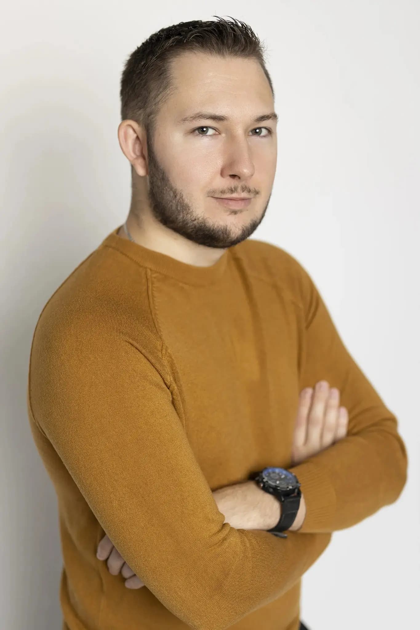 Damian Grygierek - web developer z Żor, profesjonalne zdjęcie portretowe