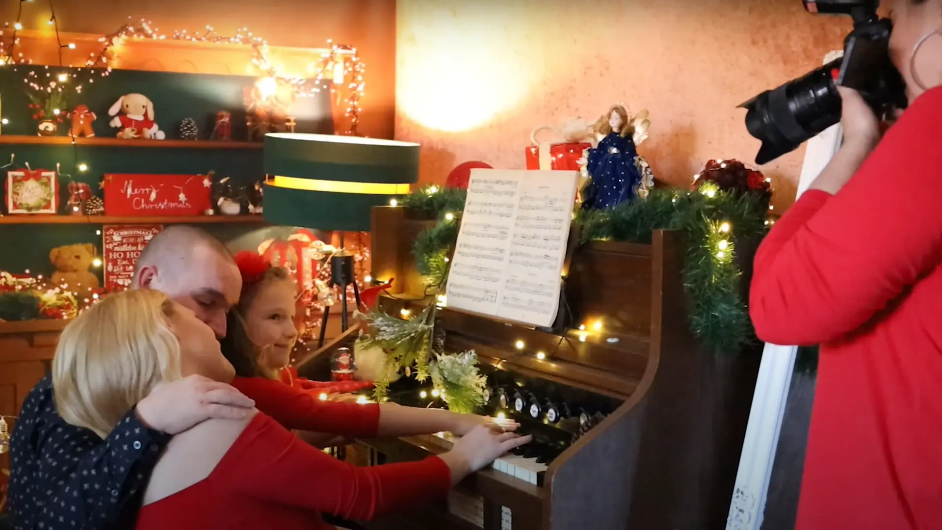 Zdjęcie z kadru przedstawiające pracę Anny Grygierek w trakcie świątecznej sesji zdjęciowej